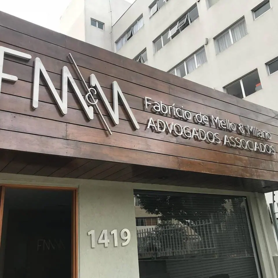 Letra caixa instalada em fachada pela LYNX Curitiba