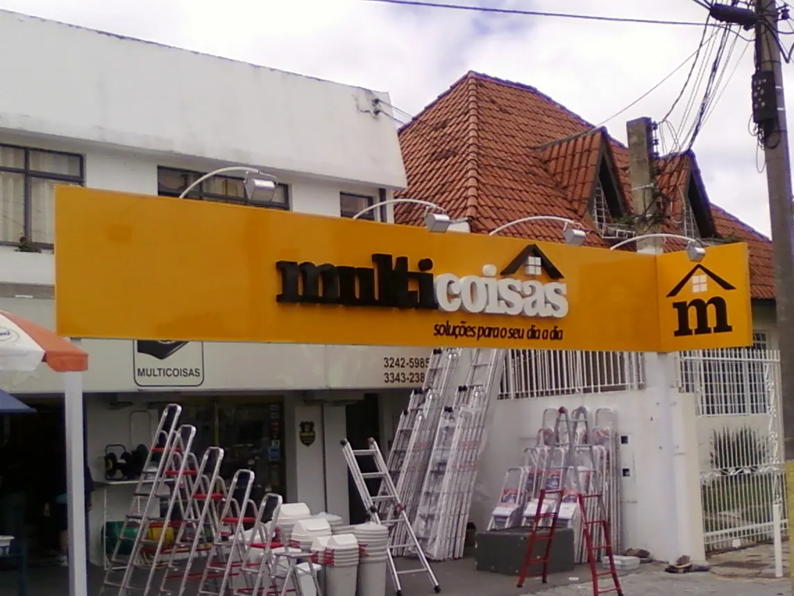 Letra caixa instalada em fachada pela LYNX Curitiba