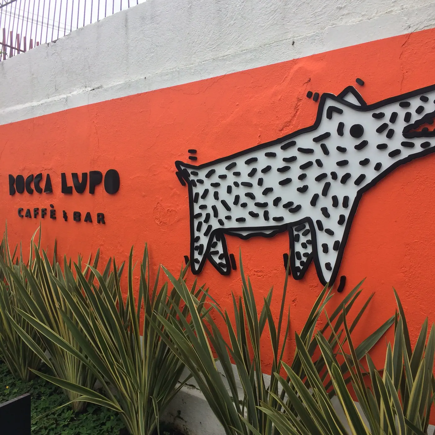 Fachada e ambientação para Bocca Lupo — trabalho da LYNX Curitiba