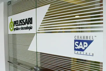 Letra caixa instalada em fachada pela LYNX Curitiba