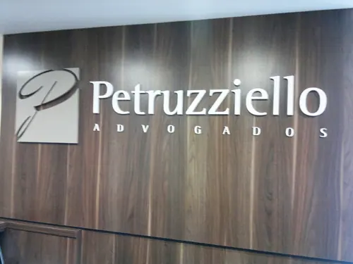 Letra caixa instalada em fachada pela LYNX Curitiba