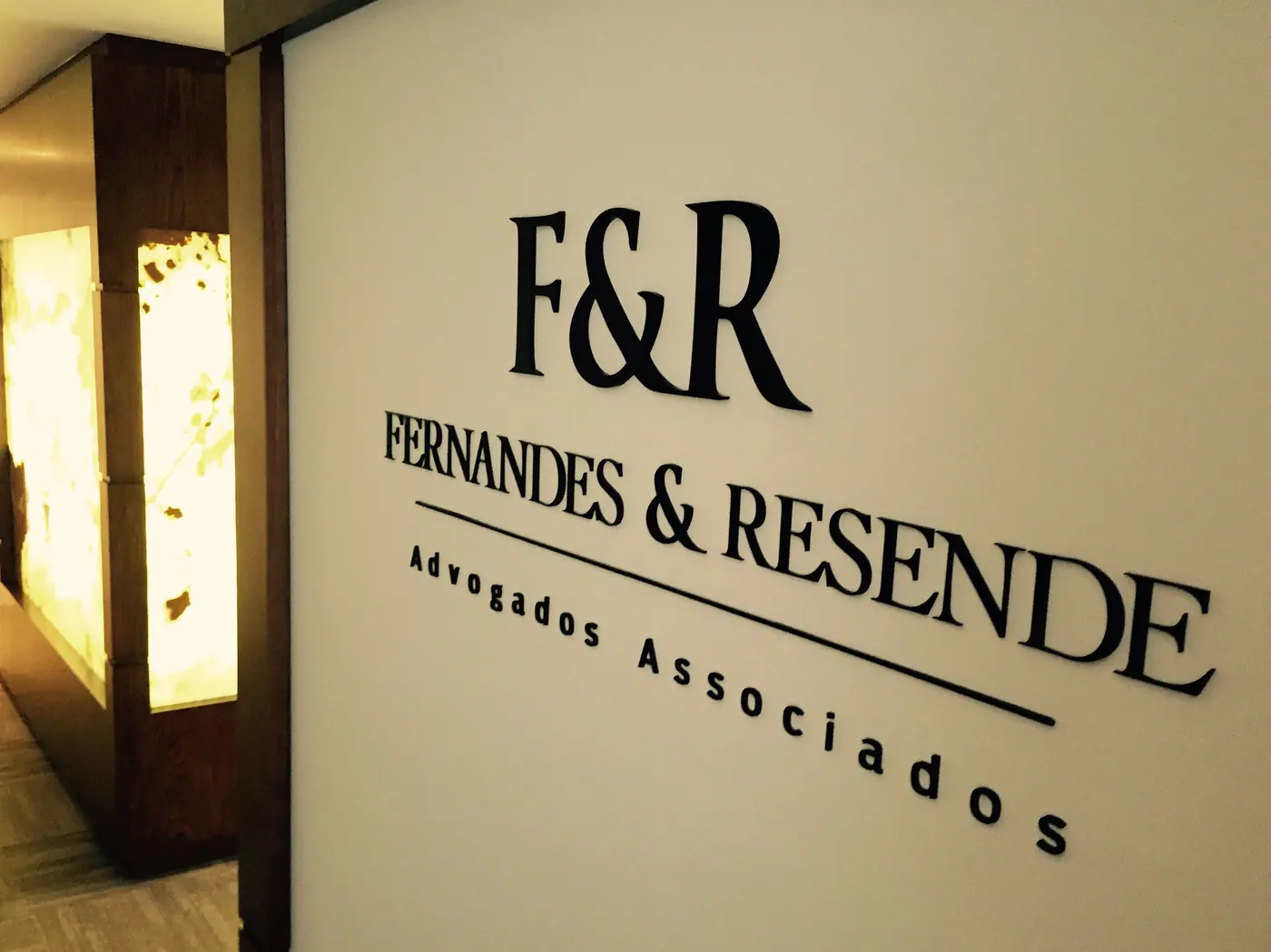 Letra caixa para Fernandes & Resende — trabalho da LYNX Curitiba