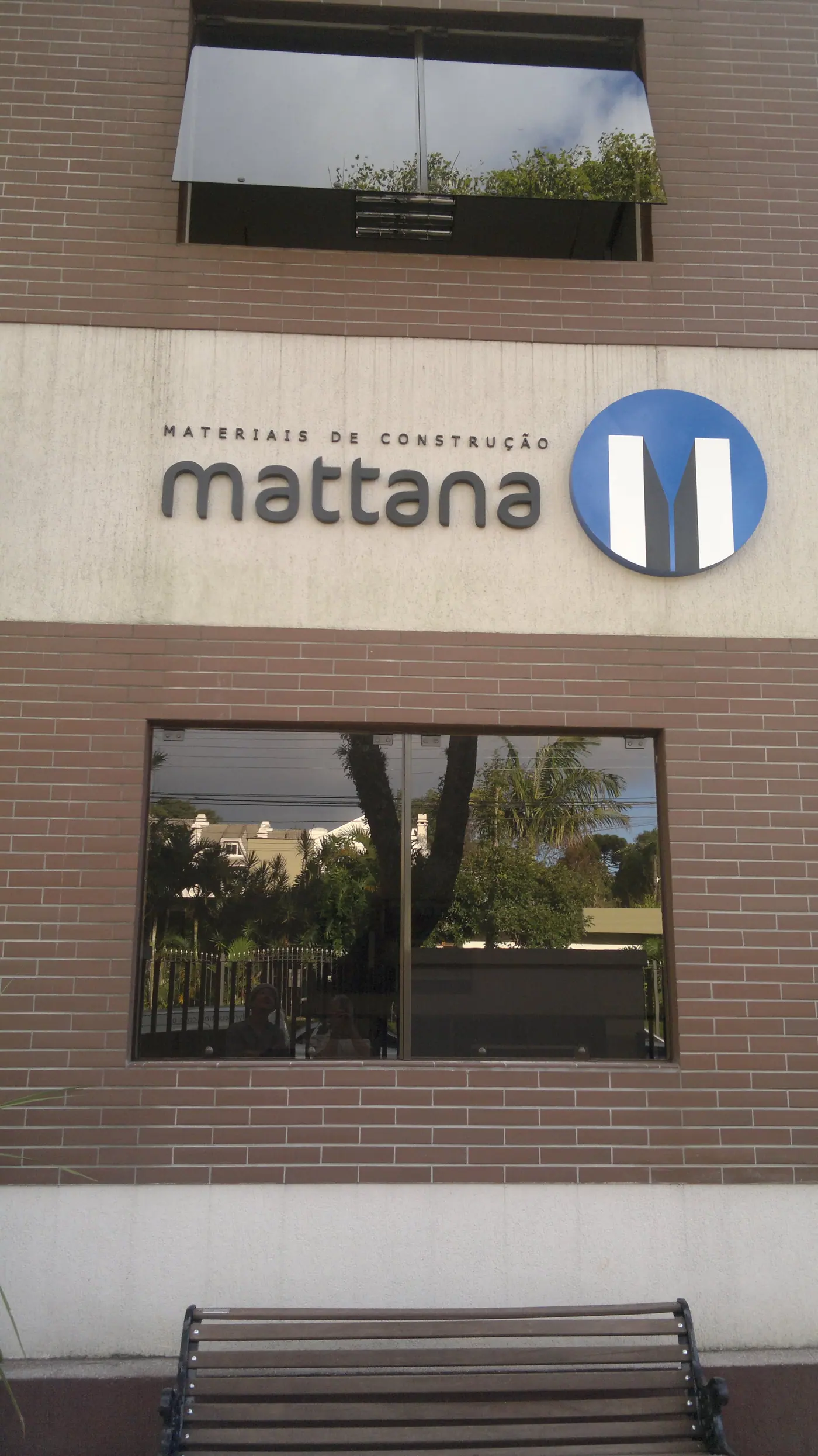 Letra caixa em edifício para Mattana — trabalho da LYNX Curitiba