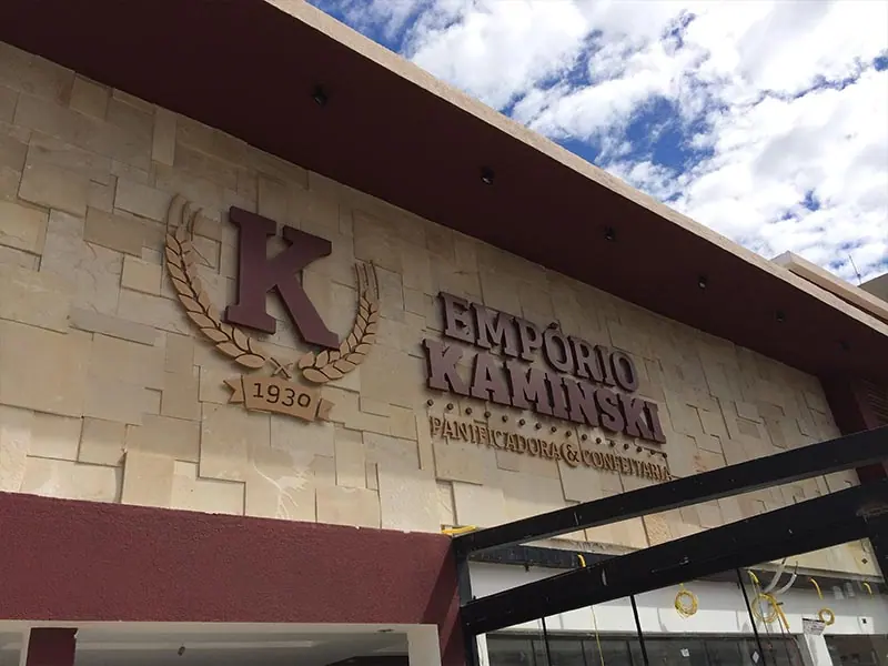 Letra caixa instalada em fachada pela LYNX Curitiba