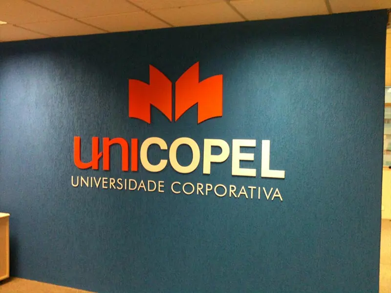 Letra caixa instalada em fachada pela LYNX Curitiba
