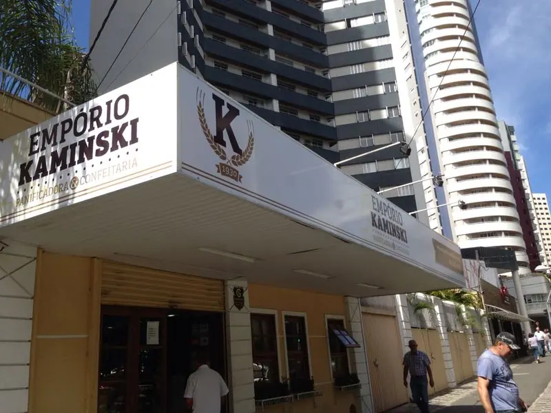 Luminoso e letra caixa para Empório Kaminski — trabalho da LYNX Curitiba