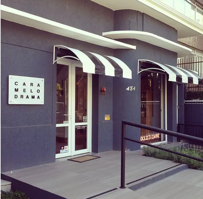 Placa de sinalização produzida pela LYNX Curitiba