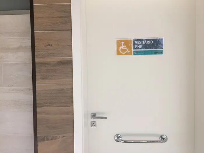 Placa de sinalização produzida pela LYNX Curitiba
