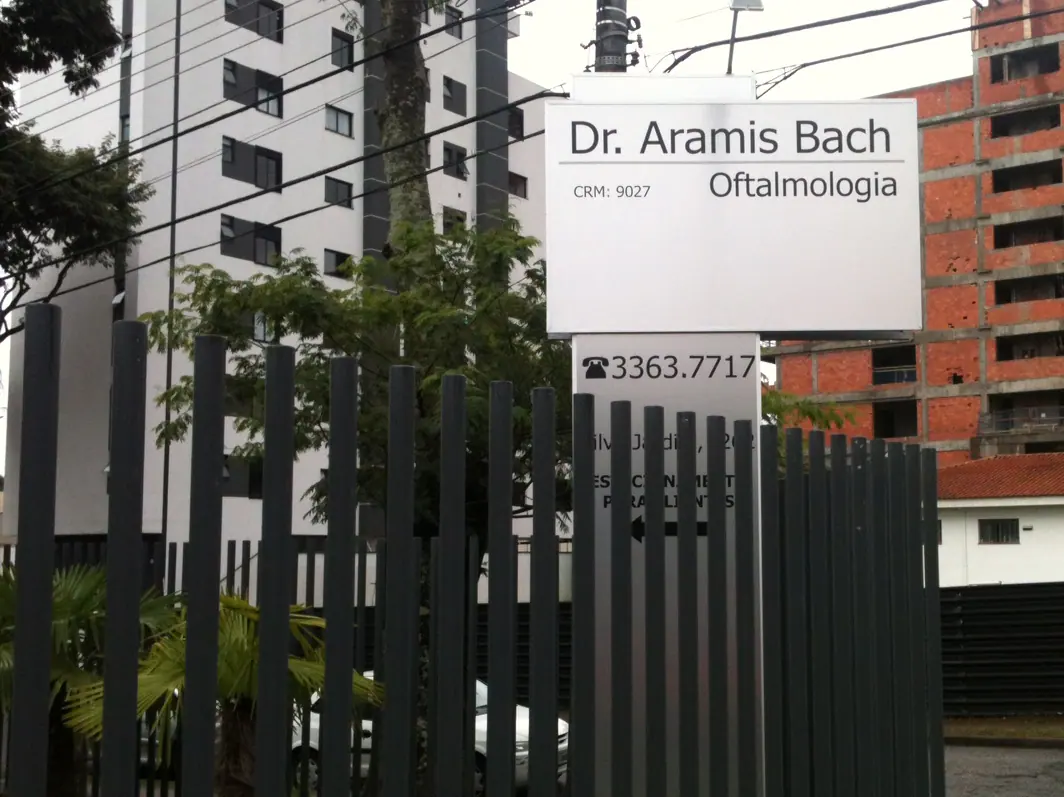 Placa de sinalização produzida pela LYNX Curitiba