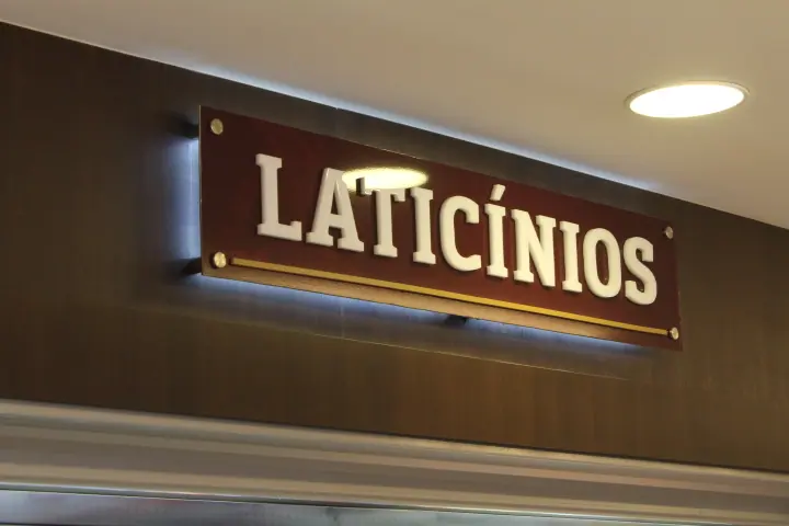 Placas e sinalização — exemplo do portfólio da LYNX Curitiba