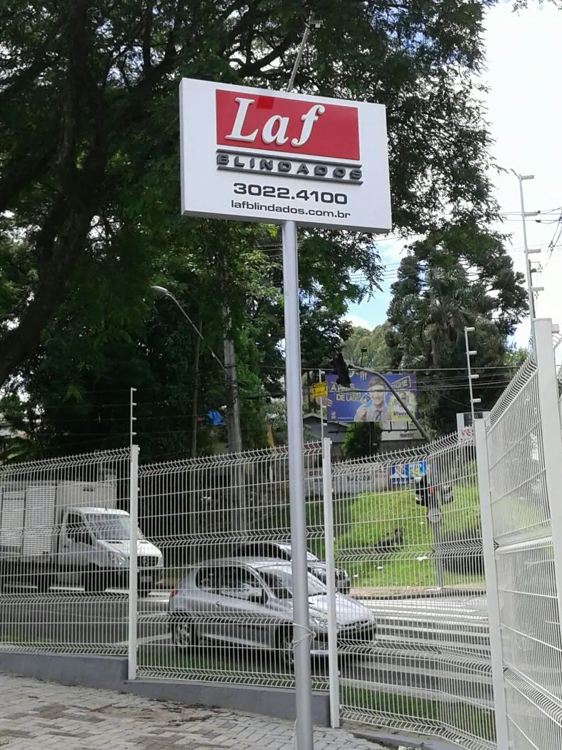 Placa de sinalização produzida pela LYNX Curitiba