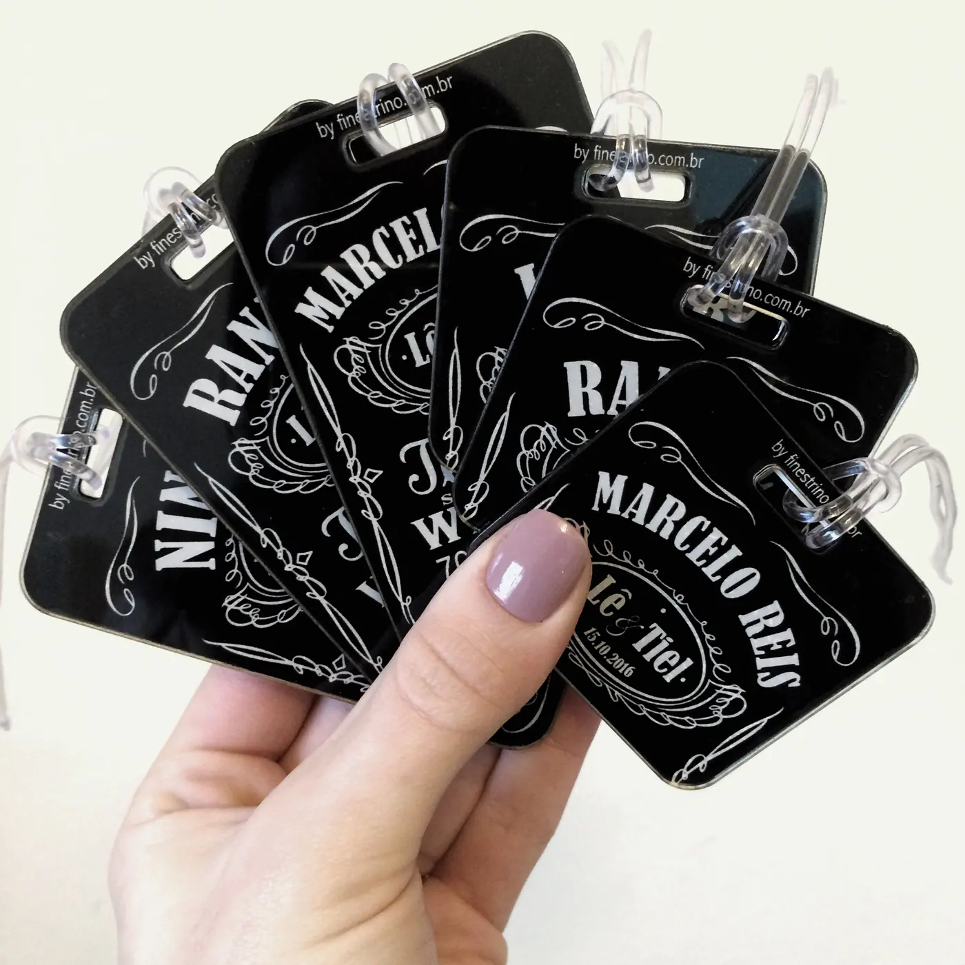 Tags de mala em acrílico — trabalho da LYNX Curitiba