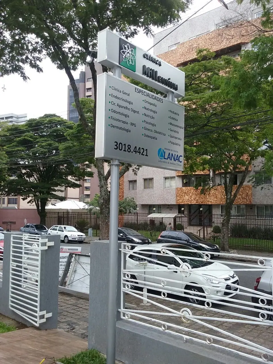 Totem de identificação produzido e instalado pela LYNX Curitiba