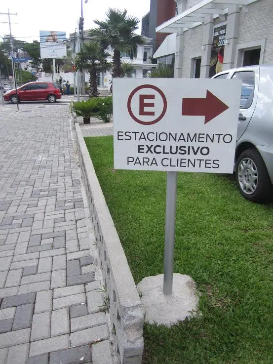 Totem de identificação produzido e instalado pela LYNX Curitiba